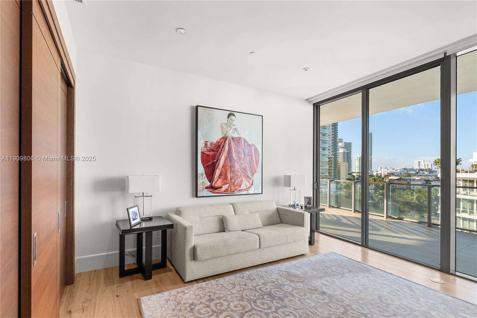 Apogee Unit #704 | Picture 15